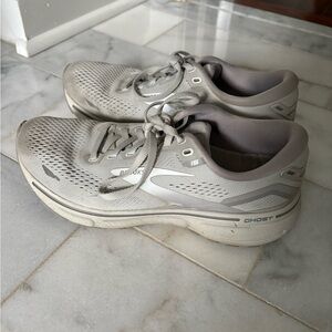 Brooks Ghost 15 Light Gray Sneakers